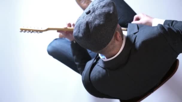 Homme Avec Chapeau Jouant Guitare Électrique Studio — Video