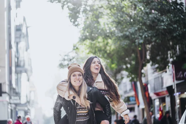 Aantrekkelijke Jonge Lesbisch Koppel Straat Van Madrid Stad — Stockfoto