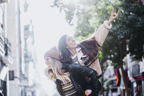 Atractiva Pareja Jóvenes Lesbianas Calle Ciudad Madrid —  Fotos de Stock