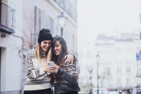 Duas Mulheres Com Smartphone Rua — Fotografia de Stock