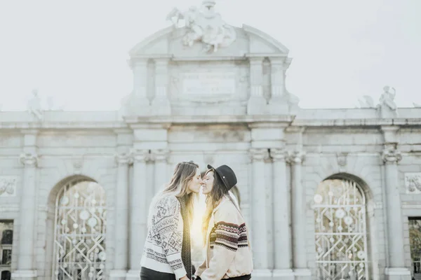 Couple Femmes Embrassant Dans Rue Madrid — Photo
