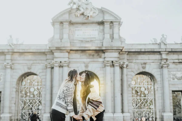 Paar Vrouwen Zoenen Straat Madrid Stad — Stockfoto