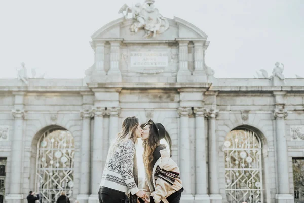 Пара Женщин Целуются Улице Мадриде — стоковое фото