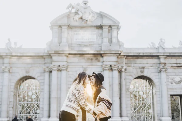 Casal Mulheres Beijando Rua Cidade Madrid — Fotografia de Stock