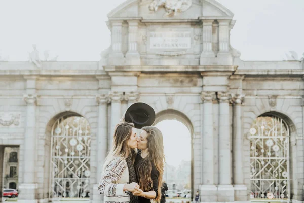 Couple Femmes Embrassant Dans Rue Madrid — Photo