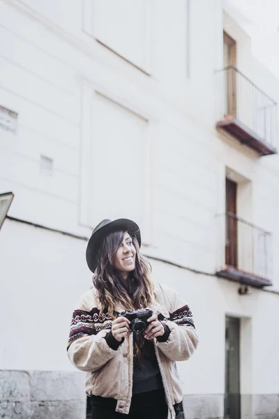 在马德里市街头拍摄相机照片的妇女 — 图库照片