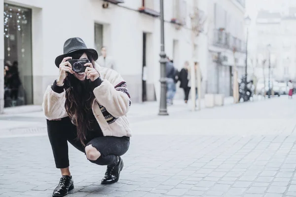 Mujer Con Cámara Fotográfica Calle Madrid — Foto de Stock