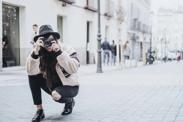 Mujer Con Cámara Fotográfica Calle Madrid — Foto de Stock