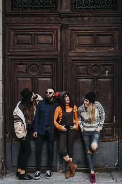 Sokakta mutlu arkadaş grubu.