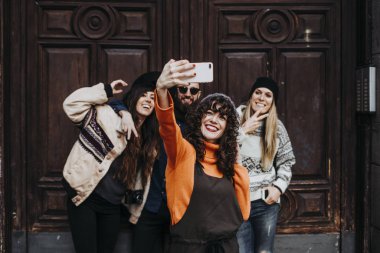 Arkadaşlar cep telefonu kullanarak büyük grup.