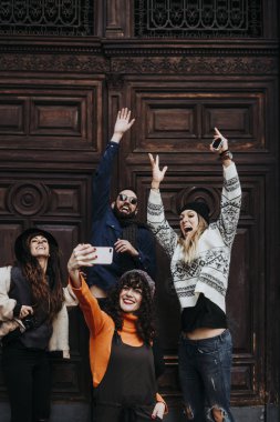 Arkadaşlar cep telefonu kullanarak büyük grup.