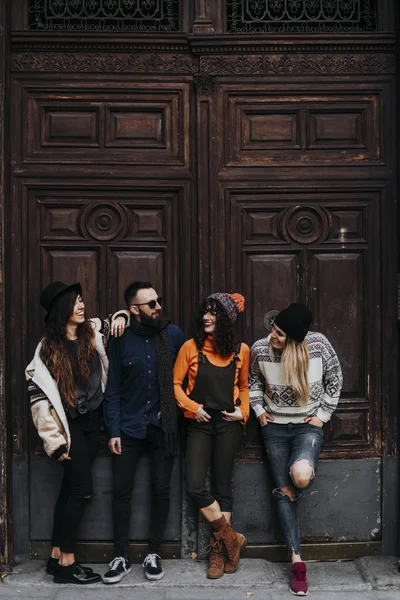 Grupp Glada Vänner Gatan — Stockfoto