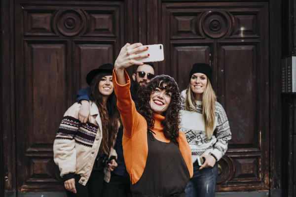 Grote Groep Vrienden Met Behulp Van Mobiele Telefoons — Stockfoto