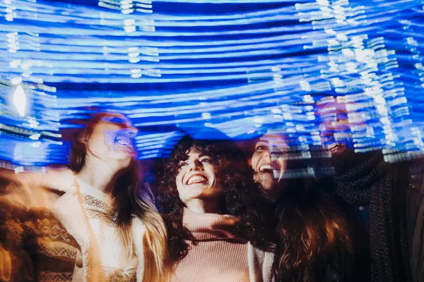 Grupo Amigos Felizes Rua Com Luzes Azuis Natal Férias — Fotografia de Stock