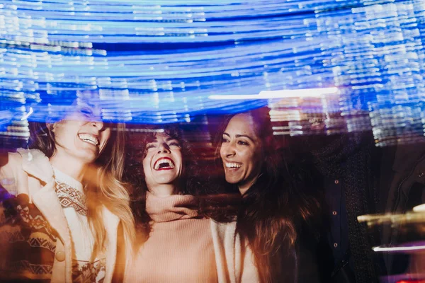 Grupo Amigos Felizes Rua Com Luzes Azuis Natal Férias — Fotografia de Stock