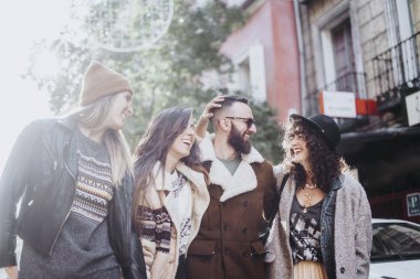 grup arkadaşıyla birlikte eğleniyor çevresinde yürüyüş sokak