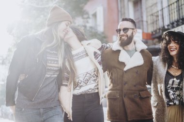 grup arkadaşıyla birlikte eğleniyor çevresinde yürüyüş sokak