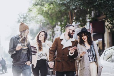 grup arkadaşıyla birlikte eğleniyor çevresinde yürüyüş sokak