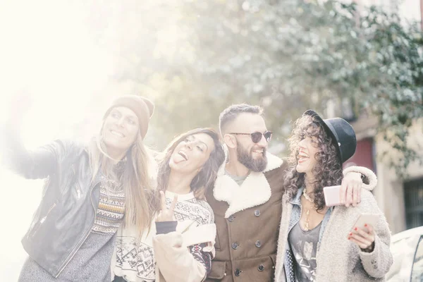 grup arkadaşıyla birlikte eğleniyor çevresinde yürüyüş sokak