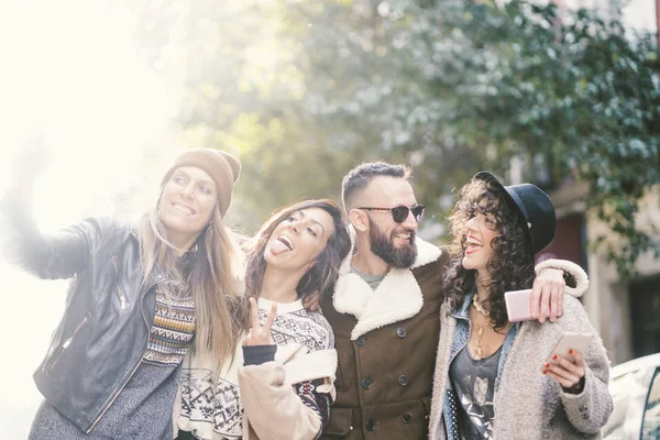 Grup Prieteni Stradă Plimbându Distrându — Fotografie, imagine de stoc