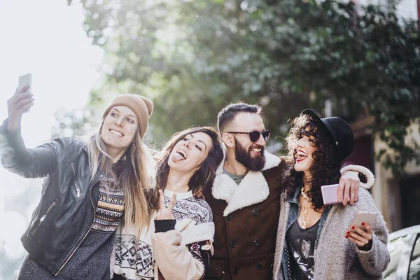 Grup Prieteni Stradă Plimbându Distrându — Fotografie, imagine de stoc