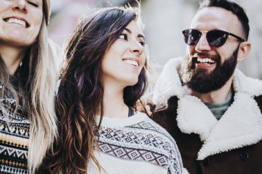 grup arkadaşıyla birlikte eğleniyor çevresinde yürüyüş sokak