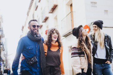 grup arkadaşıyla birlikte eğleniyor çevresinde yürüyüş sokak