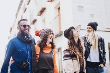 grup arkadaşıyla birlikte eğleniyor çevresinde yürüyüş sokak
