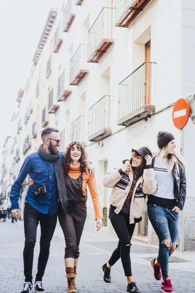 Grupo Amigos Rua Andando Por Divertindo — Fotografia de Stock