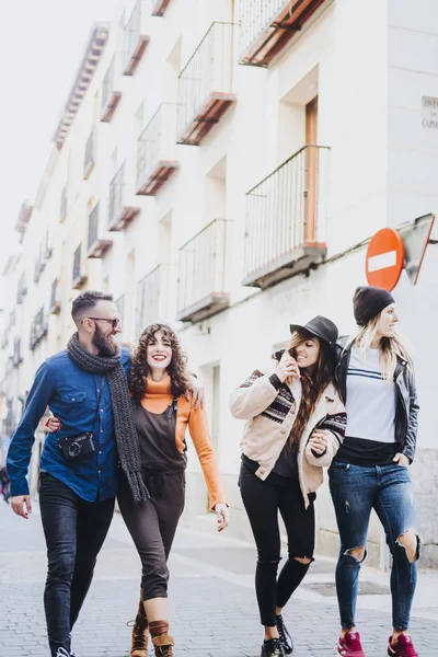 Grupo Amigos Rua Andando Por Divertindo — Fotografia de Stock