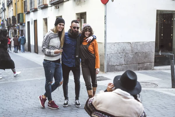 Grupo Amigos Que Estão Tirando Fotos Rua — Fotografia de Stock