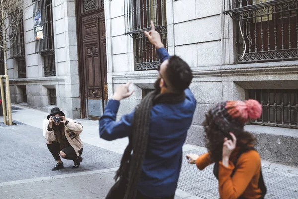 Freunde Die Sie Auf Der Straße Fotografieren — Stockfoto