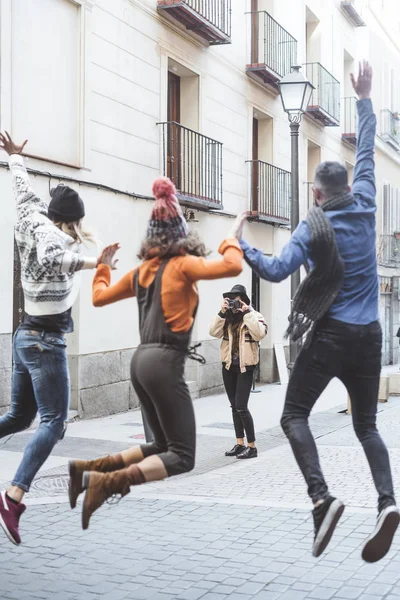 Grup Prieteni Care Fotografiază Stradă — Fotografie, imagine de stoc