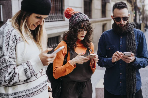 Grande Grupo Amigos Usando Celulares — Fotografia de Stock