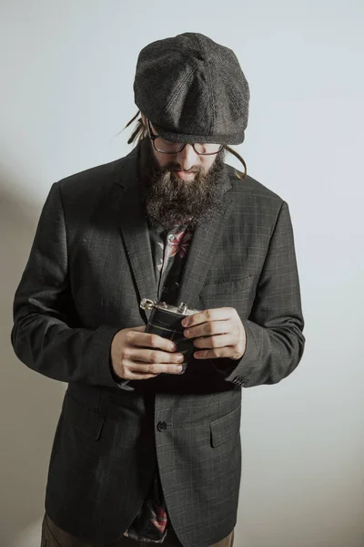 Homem Com Barba Óculos Chapéu Que Bebe Álcool — Fotografia de Stock