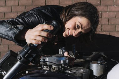 Motosiklet sokakta düzeltir kadın