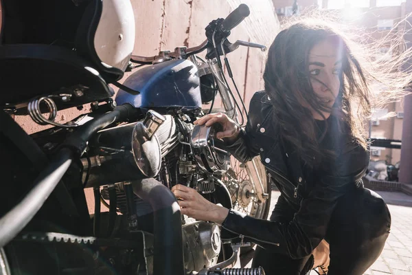 Femme Qui Révise Moto Dans Rue — Photo