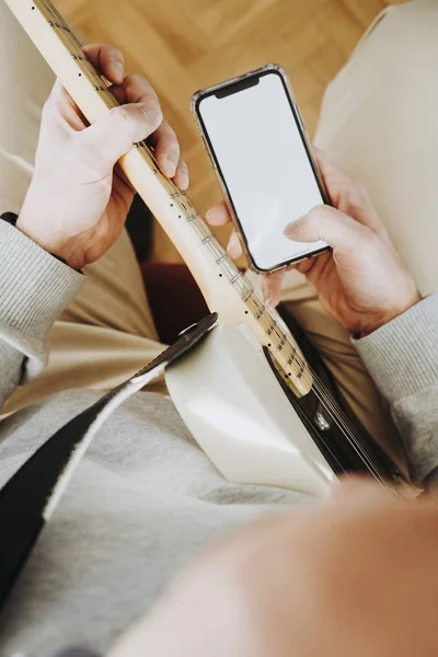 Hombre Enseñándose Tocar Guitarra Con Smartphone —  Fotos de Stock