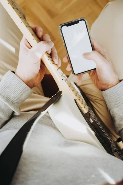 Hombre Enseñándose Tocar Guitarra Con Smartphone — Foto de Stock
