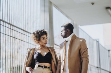 Afro çift sokakta yürürken sahip