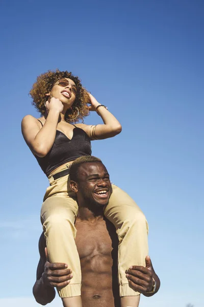 Couple Afro Amuser Dans Rue — Photo