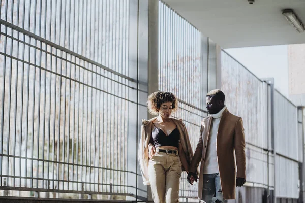 Afro Çift Sokakta Yürürken Sahip — Stok fotoğraf