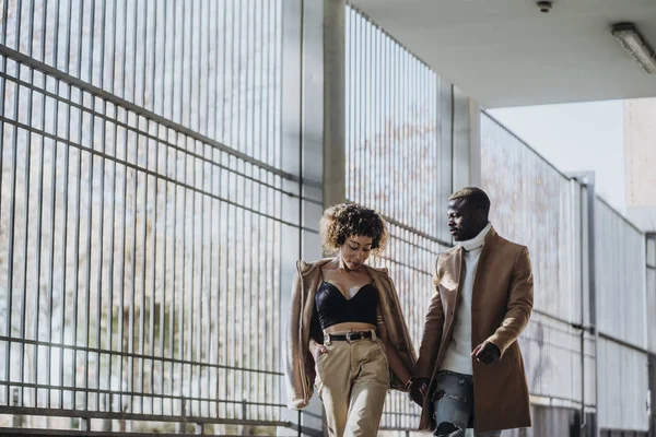 Afro Pareja Teniendo Caminando Calle — Foto de Stock