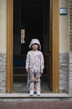 Anne sokakta küçük çocuk giymiş