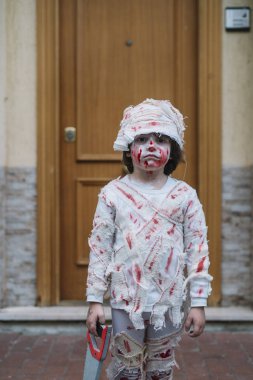 Anne sokakta küçük çocuk giymiş