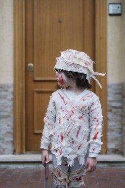 Anne sokakta küçük çocuk giymiş