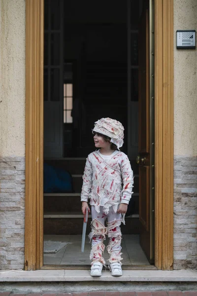 Menino Vestido Múmia Rua — Fotografia de Stock