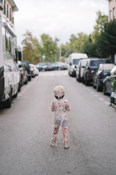 Menino Vestido Múmia Rua — Fotografia de Stock