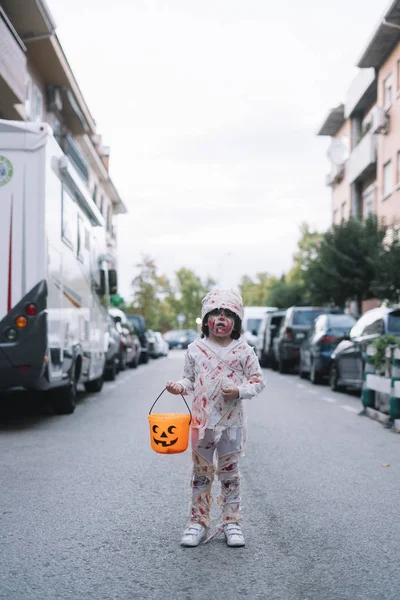 Menino Vestido Múmia Rua — Fotografia de Stock