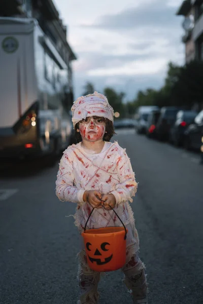 Menino Vestido Múmia Rua — Fotografia de Stock